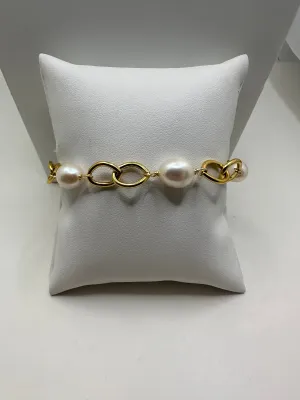 Gold Link Bracelet with Mini Pearl