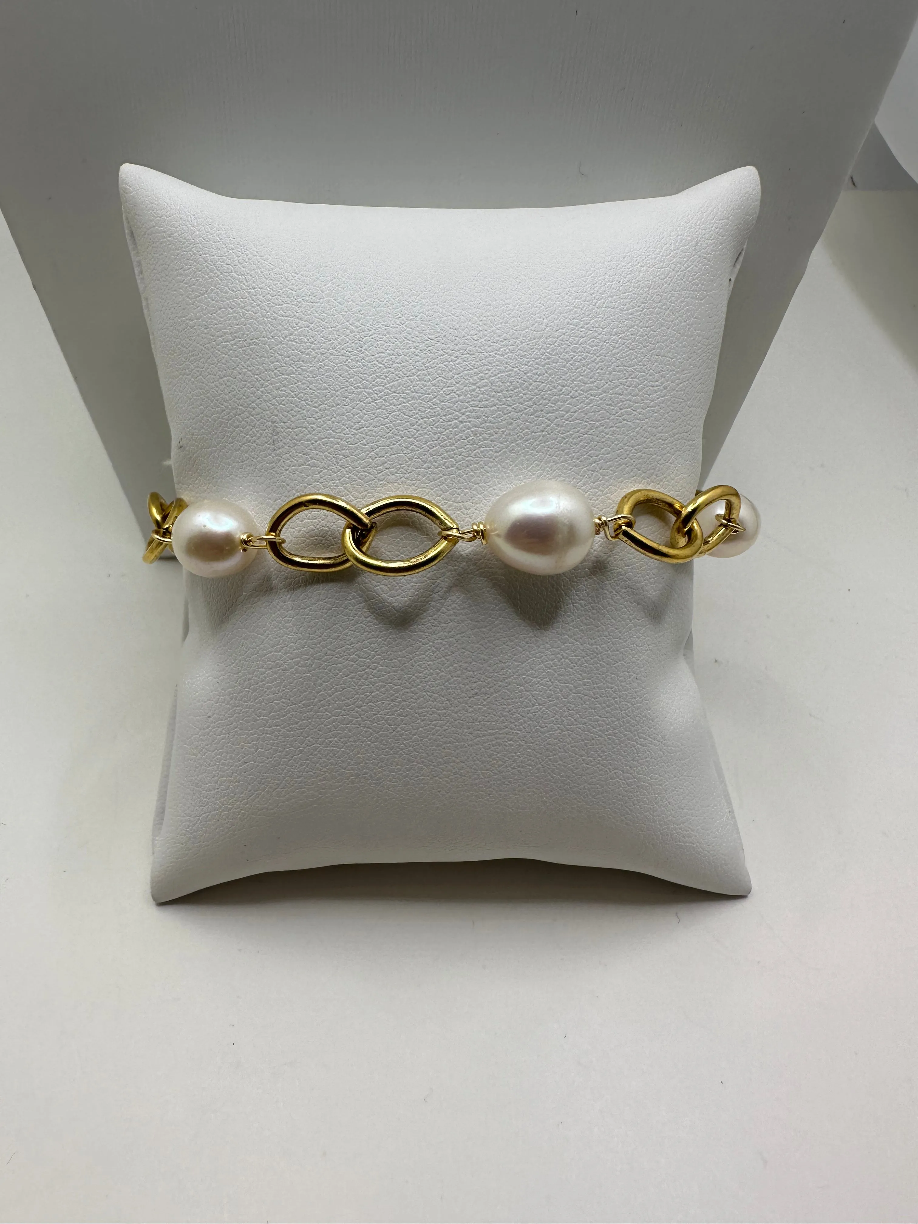 Gold Link Bracelet with Mini Pearl